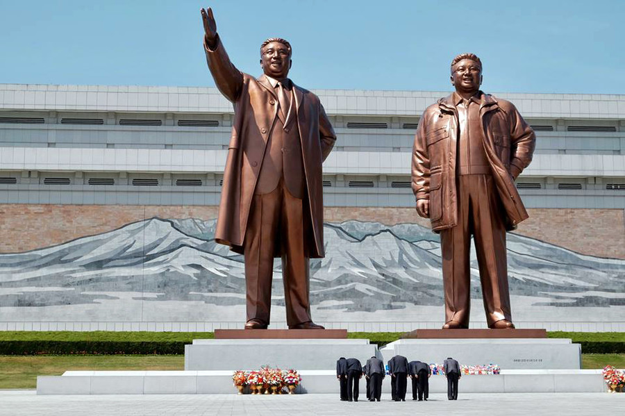Bowing in front of Kim Il Sung statue. (Photo: TVNZ)